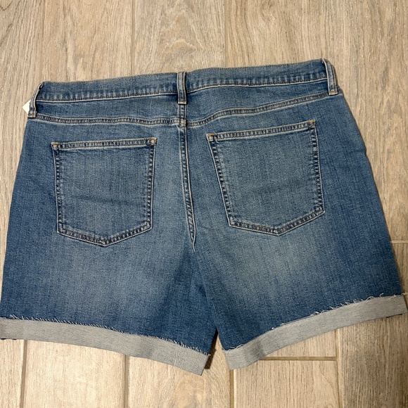 NWT! Women's Gap Mid Rise - 5" Girlfriend Jean Shorts - 16 Tall - Picture 6 of 7